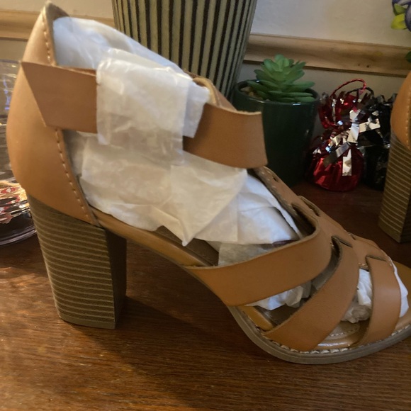 Tan Cage strap heels 10 wide - Picture 4 of 5